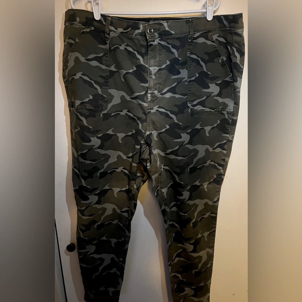 Cute Camouflage Skinny Jeans with Pockets (Size 24)